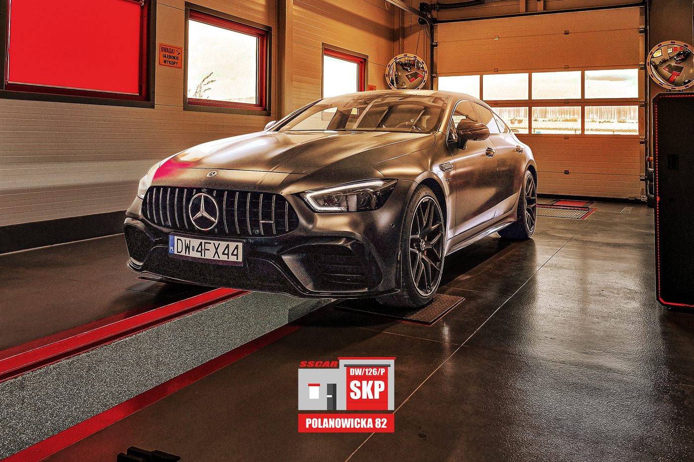 Czarny Mercedes-AMG GT 63 S na stanowisku diagnostycznym SSCAR